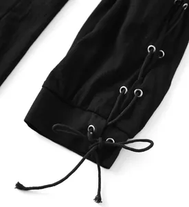 Dettaglio di una camicia gotica medievale con polsini stringati e occhielli metallici.