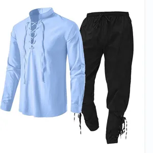 Herren-Set aus Baumwolle und Leinen mit hellblauem Hemd und schwarzer Schnürhose.