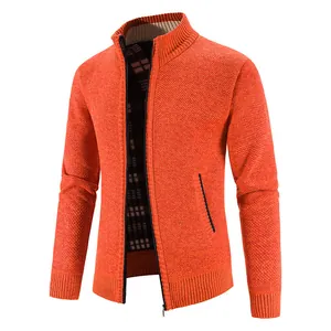 Detailansicht der orangefarbenen Strickstruktur und des Stehkragens mit Reißverschluss