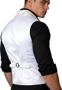 Vue détaillée de l'arrière d'un gilet médiéval blanc avec boucle de serrage ajustable