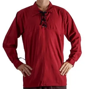 Dettaglio di una camicia vintage rossa stringata per uomo con maniche lunghe e collo a revers