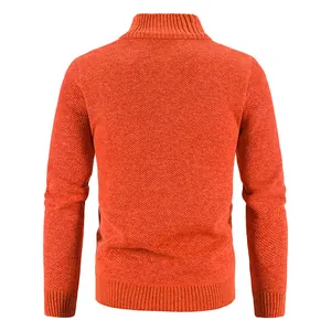 Detaillierte Rückansicht der orangefarbenen Strickjacke mit feiner Textur und Kragen