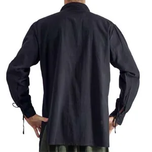 Vista posteriore di camicia vintage nera da uomo con polsini decorativi stringati