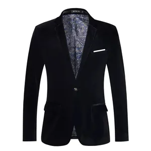 Giacca da uomo slim fit in velluto nero con fodera paisley e chiusura a un bottone.