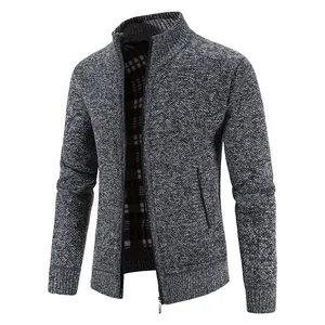 Nahaufnahme des grauen Strickcardigans mit warmem Karo-Fleecefutter für Herren