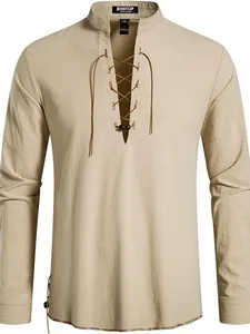 Detailopname van beige heren Henley-shirt met lange mouwen en vetersluiting, hippie stijl