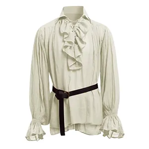 Λεπτομερής προβολή μεσαιωνικού ανδρικού πουκάμισου με βολάν και φουσκωτά μανίκια