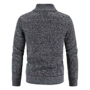 Rückansicht einer Herrenstrickjacke mit Stehkragen, melierter Textur und Rippbündchen.
