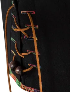 Detail van vetersluiting en kleurrijk borduursel op zwart heren hippie Henley shirt