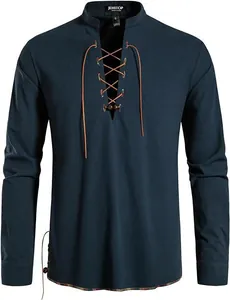 Detail van heren Henley shirt met vetersluiting, opstaande kraag en marine linnen stof