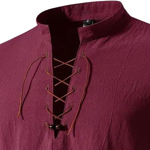 Dettaglio camicia Henley bordeaux da uomo con colletto stringato rustico e perline.