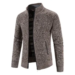 Detailansicht der braun melierten Herren-Strickjacke mit Reißverschluss und Futter