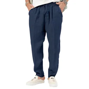 Detail van de donkerblauwe katoen-linnen vrijetijdsbroek voor heren met een trekkoord.
