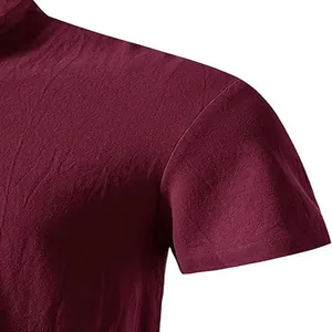 Dettaglio ravvicinato del tessuto e della cucitura della camicia Henley bordeaux