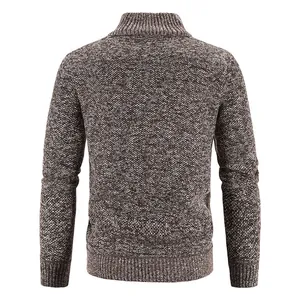 Detailansicht Rückseite der schweren Herren-Strickjacke mit Stehkragen und Rippbündchen