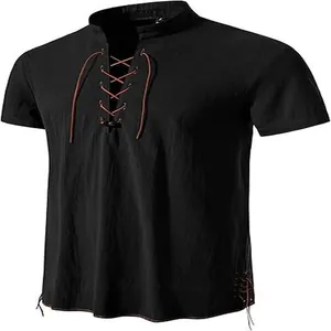 Dettaglio di una camicia Henley nera da uomo con lacci, maniche corte e stile casual