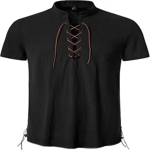 Vista dettagliata della camicia hippie nera a maniche corte da uomo con colletto coreano lacci.