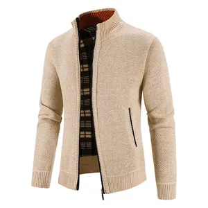 Strickjacke für Herren mit Reißverschluss, Stehkragen und kariertem Innenfutter detail.
