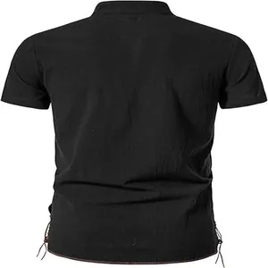 Vista posteriore di camicia Henley da uomo nera a maniche corte in lino con coulisse