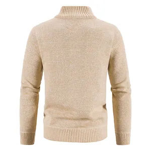 Rückansicht eines beigen Herren-Strickpullovers mit strukturiertem Muster und Stehkragen.
