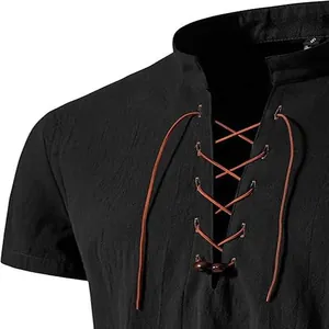 Dettaglio di camicia Henley nera da uomo con colletto stringato e trama del tessuto