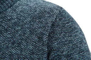 Detailaufnahme des strukturierten Strickstoffs der blau-grauen Herren-Strickjacke.