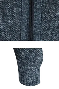 Makroansicht der hochwertigen Strickstruktur und Rippbündchen an einer Herren-Strickjacke