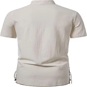 Vista posteriore dettagliata di una camicia Henley da uomo bianca a maniche corte in lino