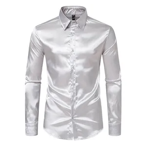 Vista frontal de camisa de satén plateado para hombre con brillo metálico suave