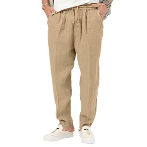Detail van een casual kaki linnen herenbroek met een elastische taille met trekkoord
