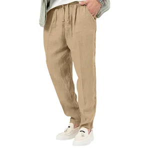 Detailweergave van de casual beige katoen-linnen herenbroek met trekkoord in taille