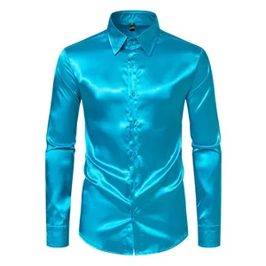 Detalle de una camisa de manga larga de satén cian brillante para hombre elegante.