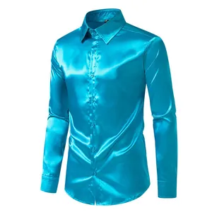 Detalle de cerca de una camisa de manga larga para hombre en satén azul cian brillante
