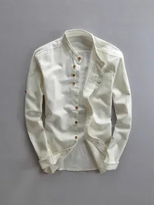Camicia casual da uomo bianca a maniche lunghe con colletto alla coreana e bottoni marroni