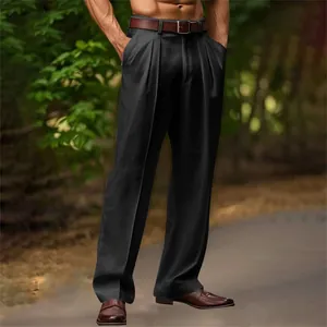 Nahaufnahme der atmungsaktiven schwarzen Leinenhose für Herren mit modischen Doppelfalten.