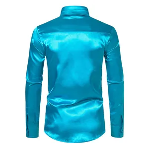 Vista trasera de camisa de satén azul brillante para hombre con textura tipo seda
