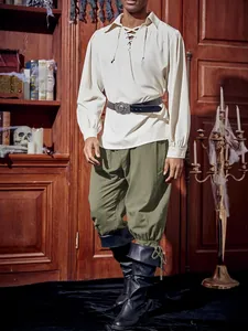 Pantaloni medievali verde oliva con lacci per uomo in un'ambientazione retrò autentica