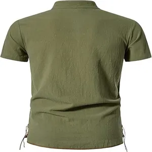 Vista posteriore di una camicia Henley casual a maniche corte verde militare da uomo