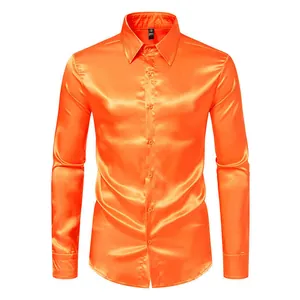Primer plano de una camisa de satén naranja brillante para hombre con textura sedosa.
