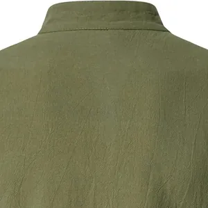 Dettaglio del colletto e del tessuto posteriore in lino di una camicia verde oliva