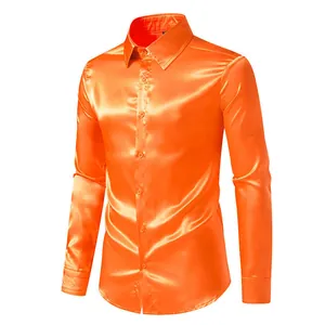 Vista detallada de una camisa de satén naranja de manga larga con brillo intenso.