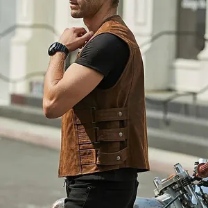 Vue latérale détaillée d'un gilet en cuir marron pour homme avec boucles réglables.