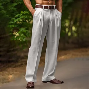 Atmungsaktive weiße Leinenhose für Herren mit doppelter Falte und geradem Beinverlauf.