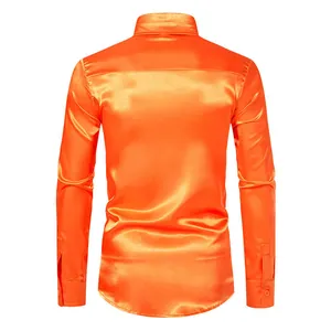 Vista posterior de una camisa de manga larga de satén naranja brillante para hombre, acabado liso
