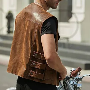 Détail du gilet en cuir marron vieilli avec sangles à boucles réglables