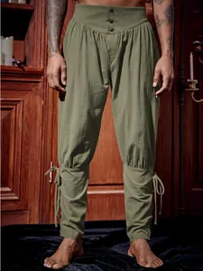 Vista dettagliata dei pantaloni medievali retrò verde oliva con lacci alle caviglie