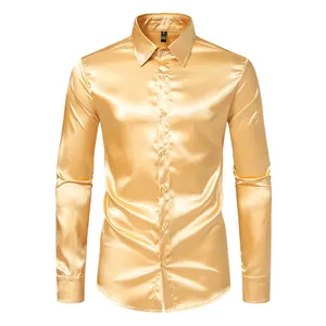 Primer plano de la textura de tela satinada dorada brillante de camisa de hombre.