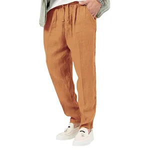 Close-up van een casual herenbroek van katoen en linnen in de kleur oranje