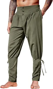 Dettaglio dei pantaloni retrò medievali da uomo verde oliva con lacci alle caviglie e occhielli