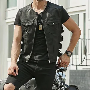 Vue détaillée du gilet de motard en cuir noir élégant pour hommes avec sangles latérales